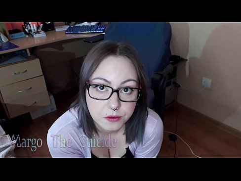 ❤️ 眼鏡をかけたセクシーな少女がカメラに向かってディルドを深くしゃぶる ️ ファッキングビデオ ❌️